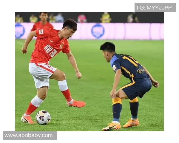 广州恒大战平山东鲁能,中超榜首之争愈发激烈,球队实力逐渐呈现平衡状态