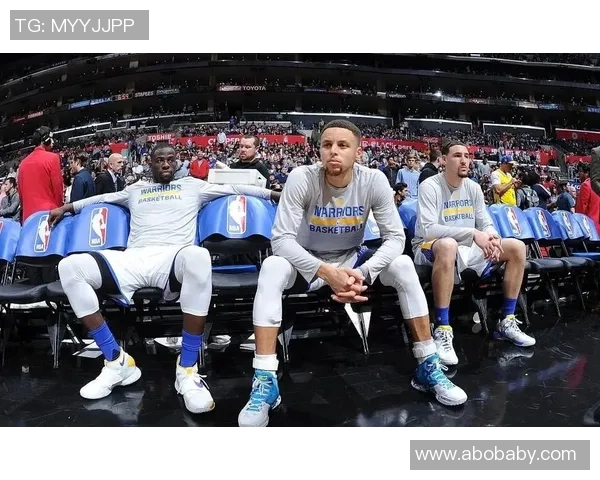 库里展示慈善心将帮助少年篮球队建造新训练场地